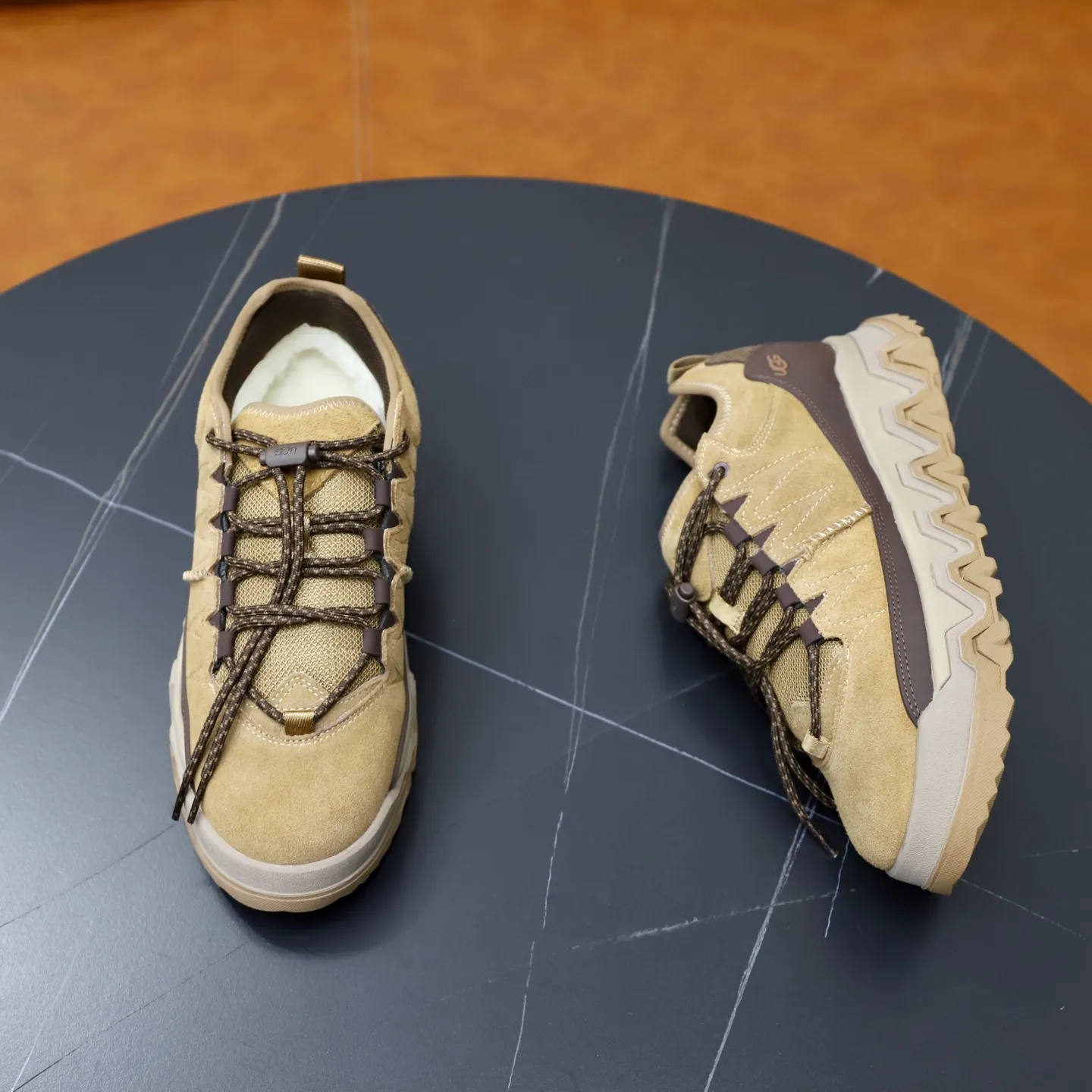 Ex-factory price: 580💰Couple hiking shoes UGG short-tube snow boots Autumn and winter brother's new series.........Multiple colors available Original and cute appearance, fur integrated 100% original with single woolen thread Very precious and time-consuming Imported wool fur integrated warm and comfortable double care of feet A must-have item in winter Vamps with fur integrated wool outsole vs. original non-slip outsole Size: #35-40 for women and 39-44 for men